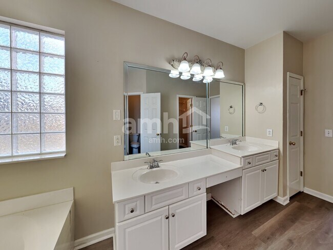 Building Photo - 2365 Edencrest Dr