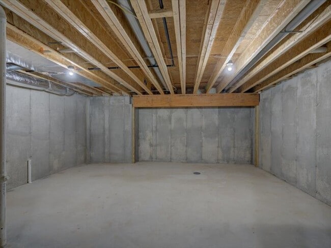 Building Photo - 4880 Romaine Rd