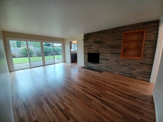 Building Photo - Spacious Mid-Century 3 bed/2 bath home wit...