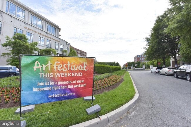 Building Photo - 700 Kahn Pl