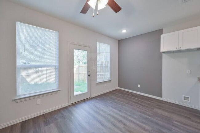 Building Photo - $1450! Stylish 2BR Townhome with 15 Minutes from Downtown Fort Worth Stockyards!