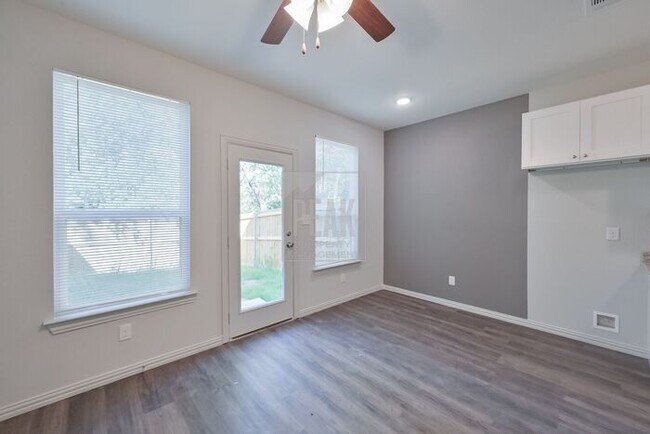 Building Photo - $1,475! Stylish 2BR Townhome with 15 Minutes from Fort Worth Stockyards! 100% off your first full...