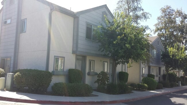 Building Photo - 2 Bedroom - 2.5 Bathroom Condo in gated co...