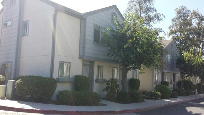 Building Photo - 2 Bedroom - 2.5 Bathroom Condo in gated community