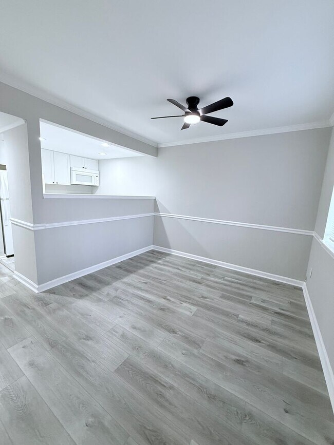 Building Photo - Renovated townhome in Great Alpharetta location