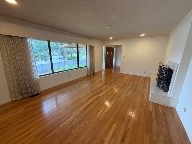 Building Photo - Lakeridge Shores Home!
