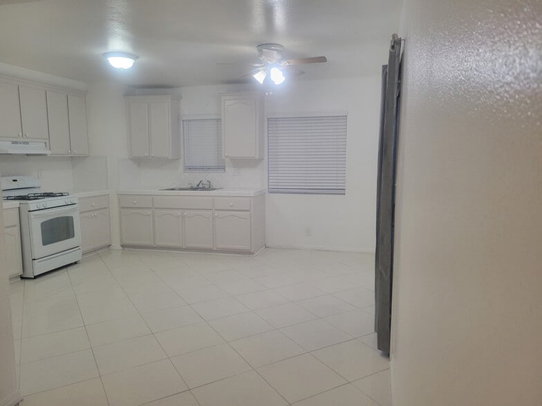 Building Photo - 8134 Comolette St