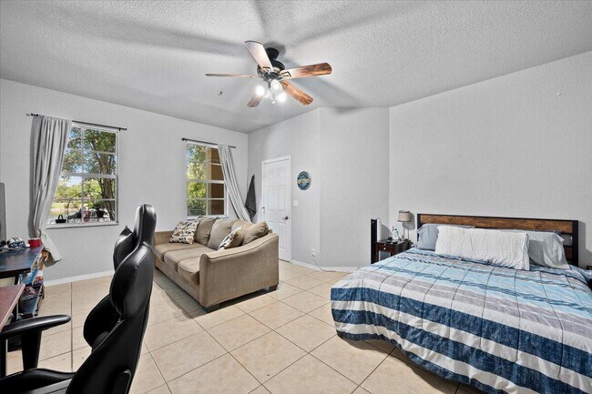 Building Photo - 335 E Thatch Palm Cir