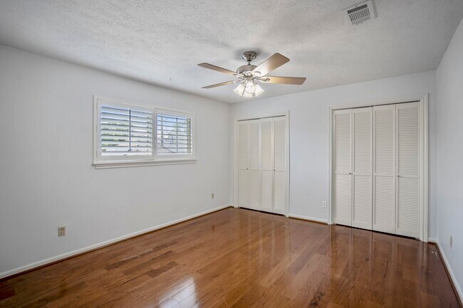 Building Photo - 16611 Brenton Oaks Dr