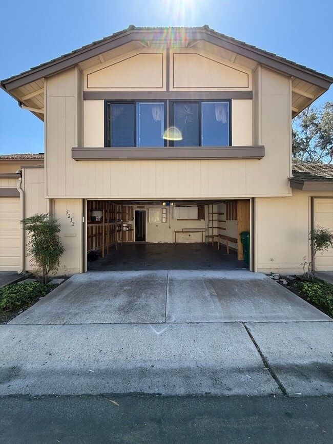 Building Photo - Two-Story 3 Bed, 3 Bath with Bonus Room in...