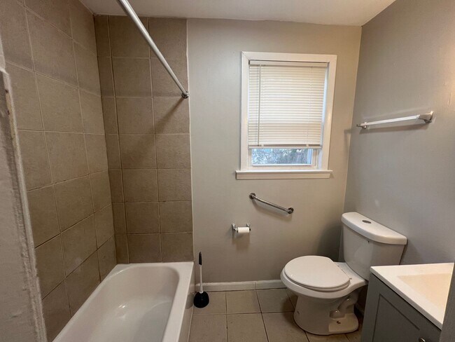 Building Photo - Newly Renovated 4 Bedroom / 2 Bathroom Woo...