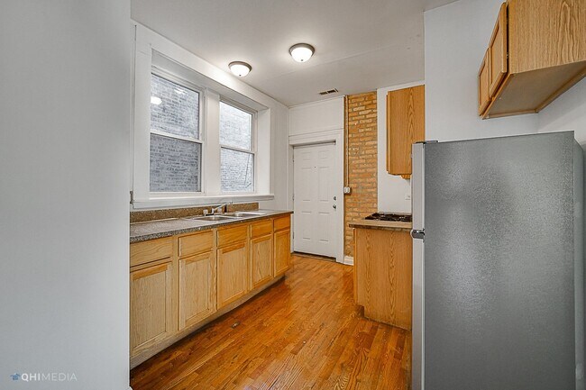 Building Photo - Amazing Woodlawn 3 Bedroom Apartment With ...