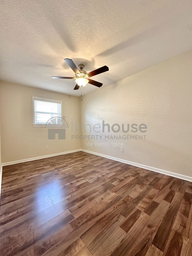 Building Photo - 909 Leisure Square