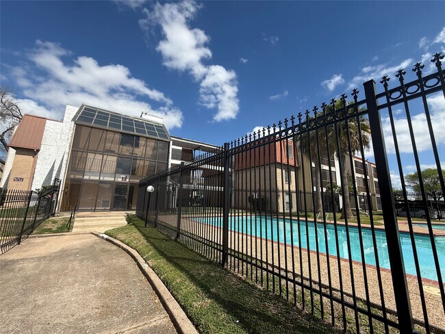 Building Photo - 10110 Forum W Dr