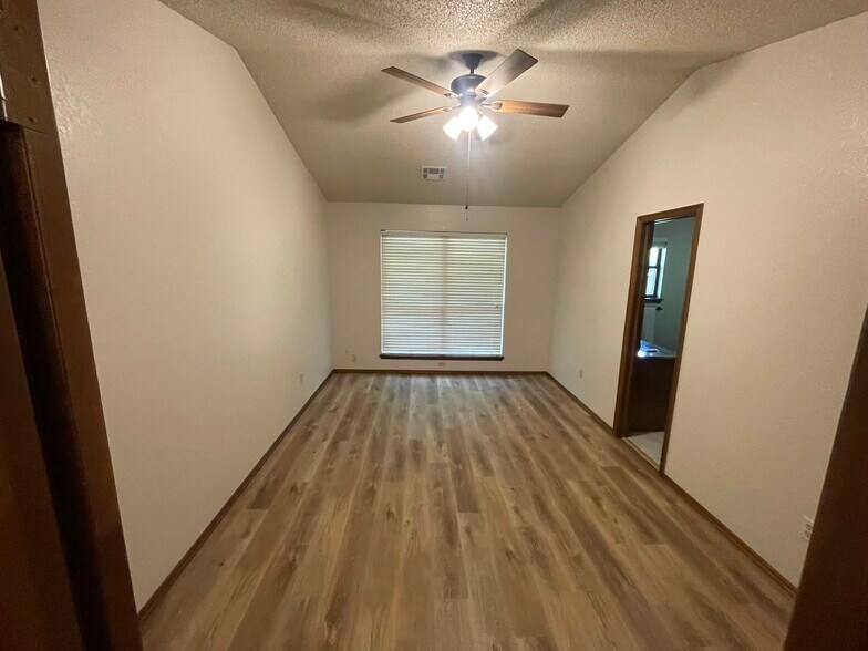 Primary Bedroom - 505 Ramsey St
