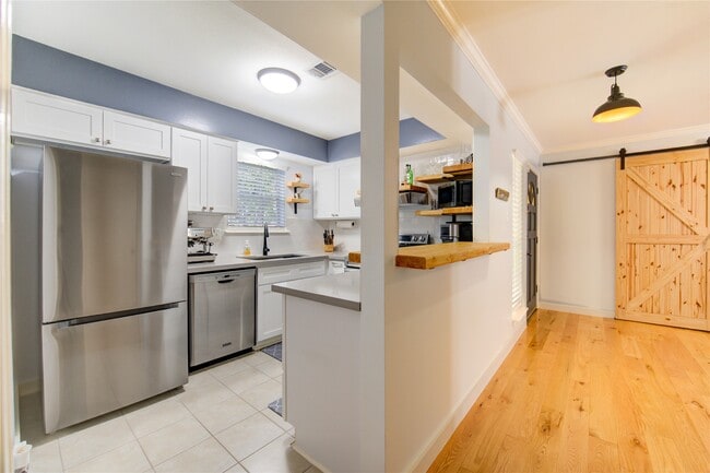 Building Photo - 12973 Trail Hollow Dr