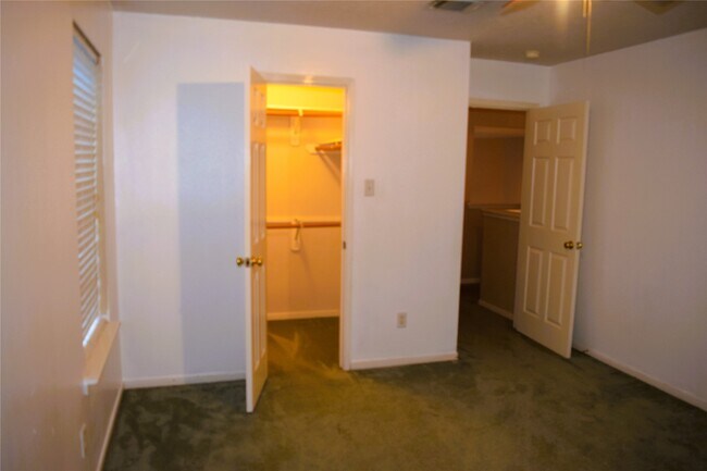 Building Photo - 8511 Cross Country Dr