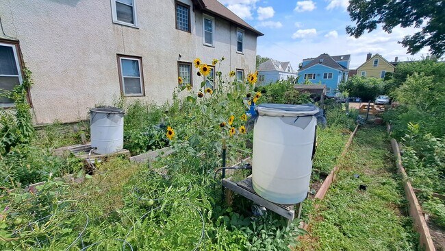 Building Photo - 612