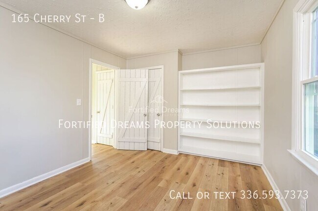 Building Photo - 165 Cherry Dr