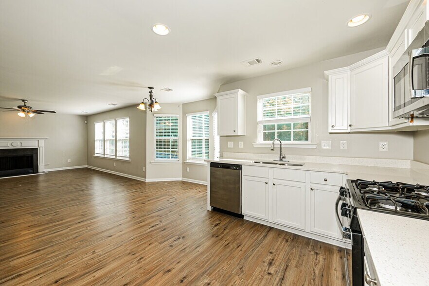 Building Photo - 353 Franklin St