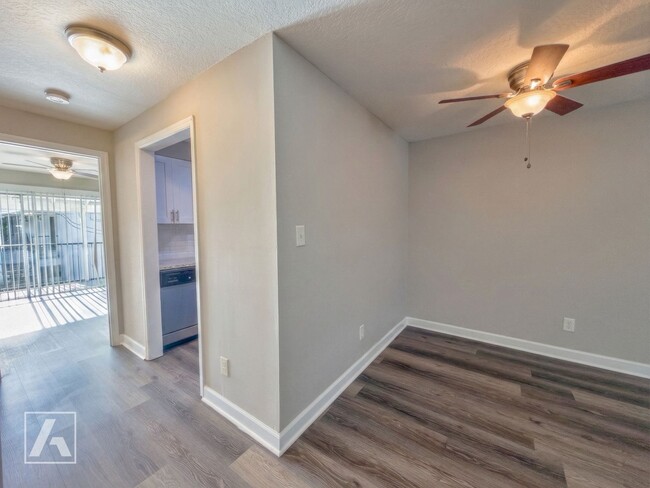 Building Photo - 3323 N Westmoreland Dr