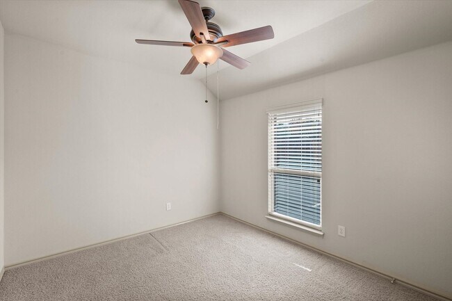 Building Photo - 1613 Country Hills Dr