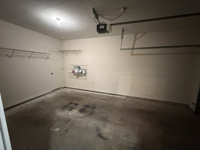 Building Photo - Town House For Rent