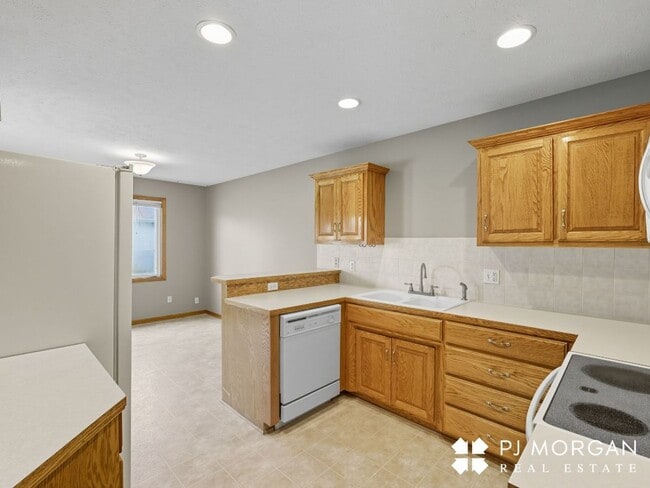 Building Photo - 3 Bedroom, 3 Bathroom - Available Immediately