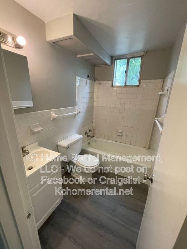 Building Photo - 2214 NE 77th St