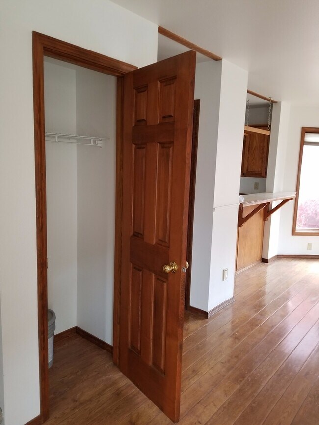 Building Photo - Bellevue Manor 2br 2ba Double garage