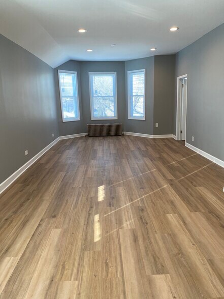 Living room - 9243 S Manistee Ave
