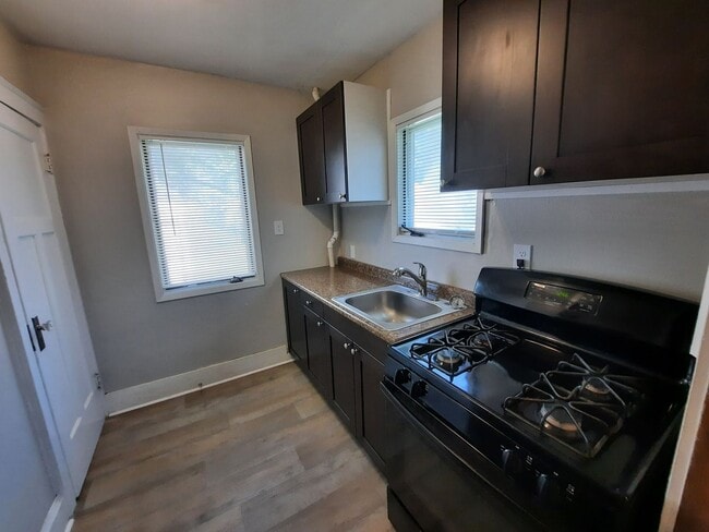 Building Photo - 2 Bedroom, 1 Bathroom home with large garage