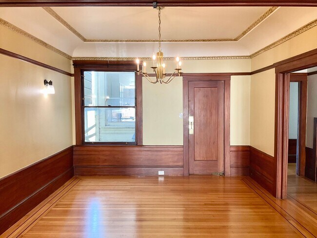 Building Photo - LARGE 2BR w/ Dining Room. PARKING AVAIL.! DISHWASHER! W/D IN-UNIT