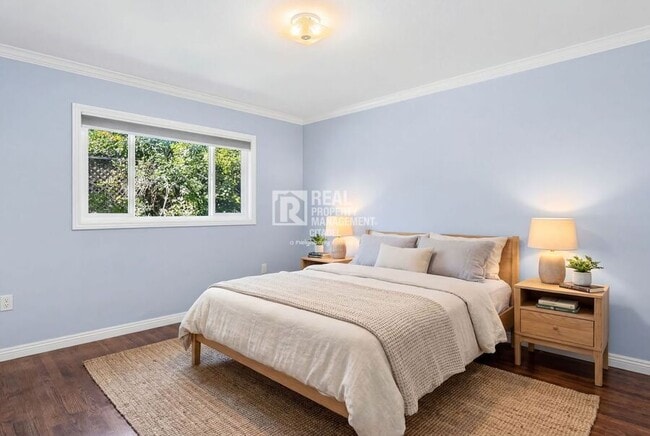 Building Photo - 1425 W Woodcrest Ave