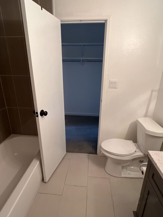 Building Photo - Recently Renovated 2 bedroom 1 bath Garden...