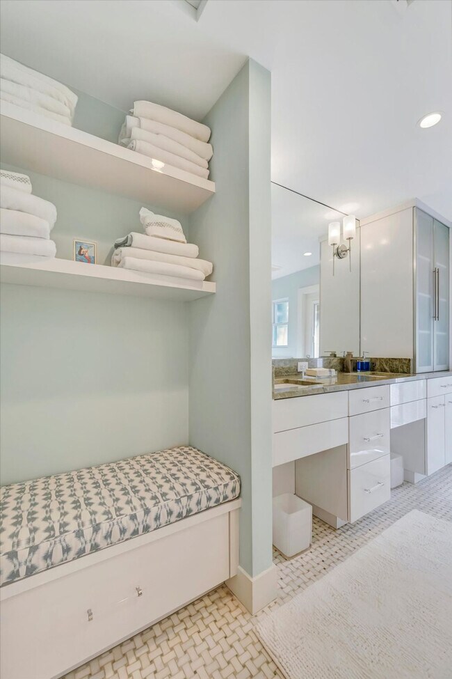 Building Photo - 3002 Pass a Grille Way