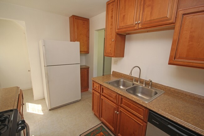 Building Photo - 9721 Greenwood Terrace