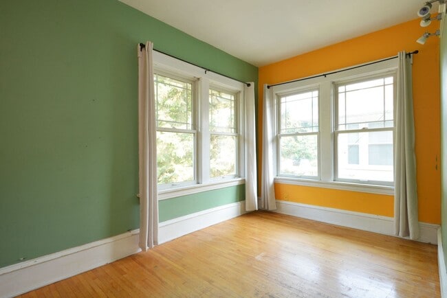 Building Photo - Beautiful 4-bedroom 2.5-bathoom - Great Lo...