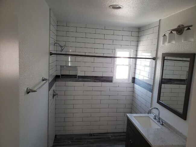 Building Photo - 219 W 7th St