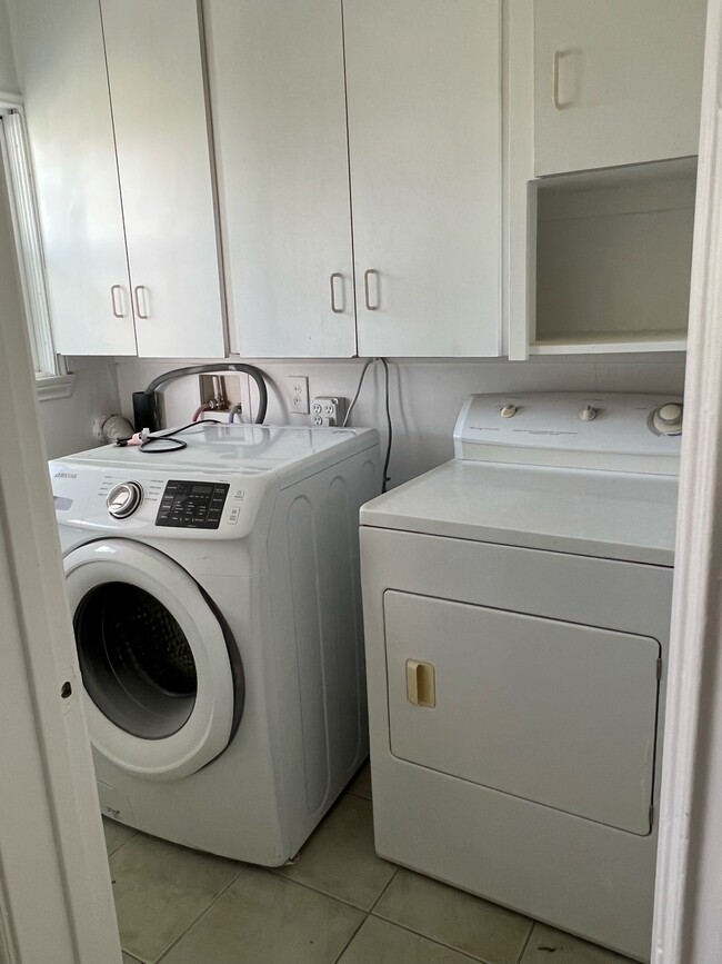 In Unit Washer and Dryer - 1242 Devon Ave