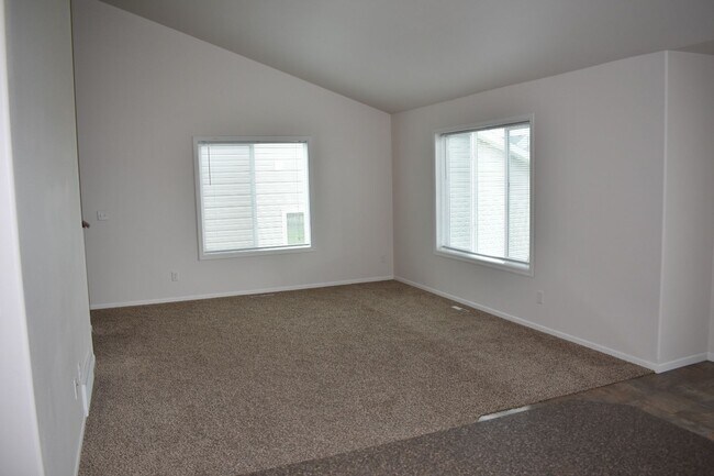 Building Photo - 3 Bed 3 Bath Single Family Home