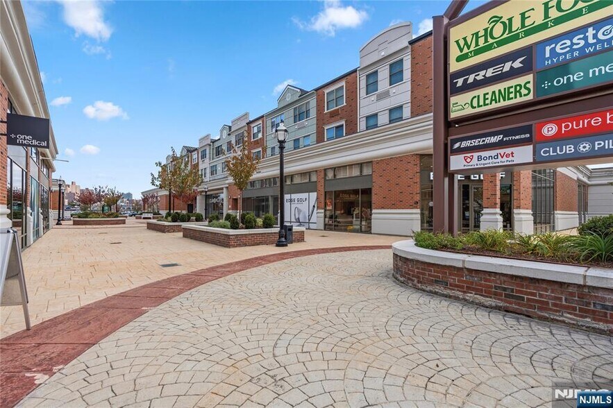 Building Photo - 905 River Rd