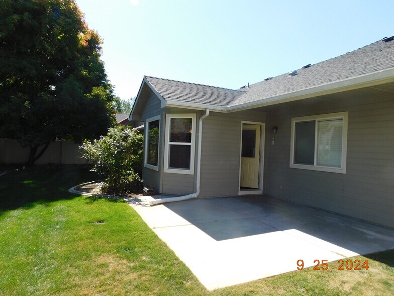 Building Photo - 5282 N Schumann Ave