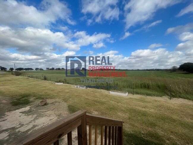 Building Photo - 3 Bed / 2 Bath Farmhouse Styled Home – Move In Ready