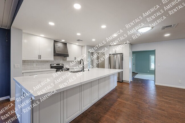 Building Photo - 1360 W Esplanade St