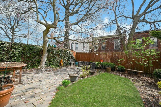 Building Photo - 158 Edgar St