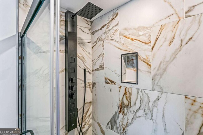 Building Photo - 620 Echo St NW