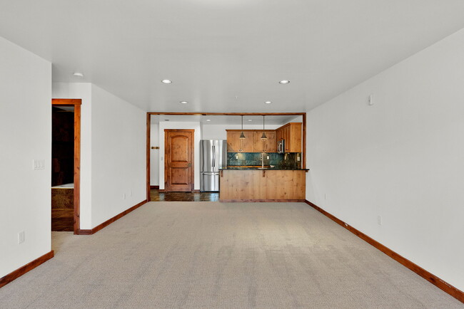 Building Photo - 834 Mc Kinley Ave W