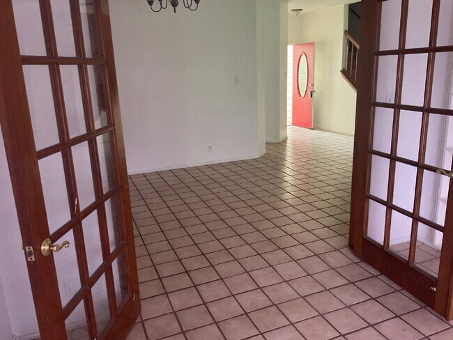 Building Photo - Beautiful 4 Bedroom Home in Northwest San ...