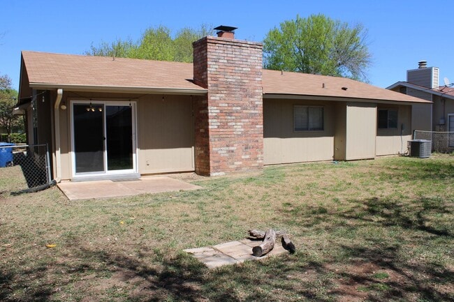 Building Photo - 4-BEDROOM NEAR THE MEDICAL CENTER!